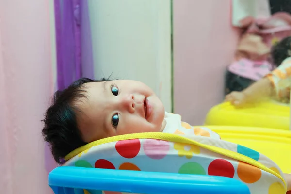 Renkli bir bebek arabasında tatlı Asyalı çocuklar.