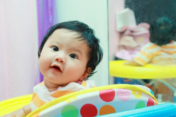 Renkli Bir Bebek Arabasında Tatlı Asyalı Çocuklar — Stok fotoğraf