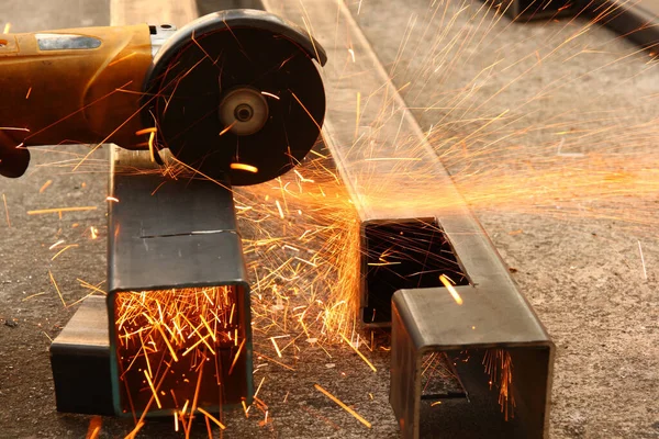 Üretim ve endüstriyel konsept için metalin kesilmesi