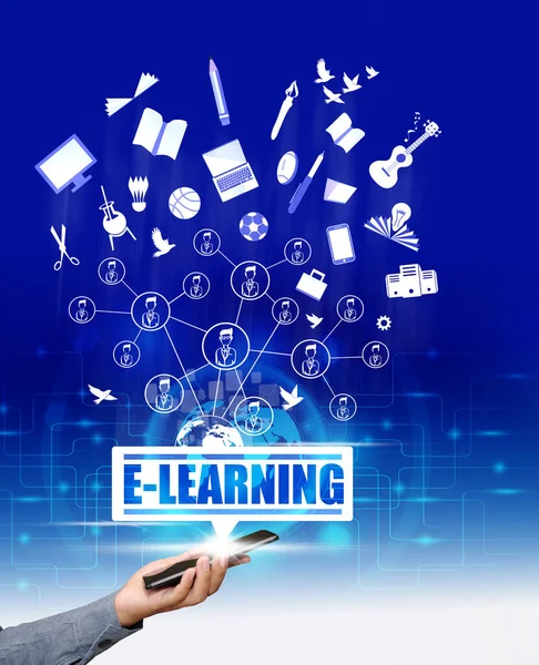 E-öğrenme konsepti ve e-öğrenim sosyal medya kavramı. Eğitim simgeleriyle telefonda el işi yapmak cep telefonu geçmişinden sıçrama.