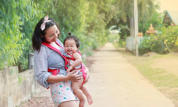 Genç Anne Küçük Kızıyla Birlikte Evin Önünde Gülerek Gülümsedi — Stok fotoğraf