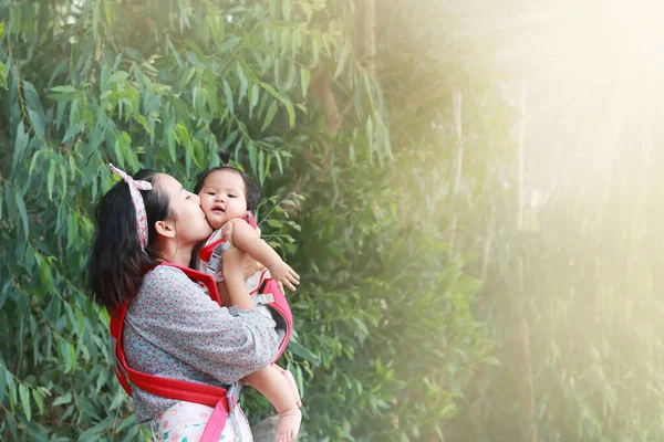 Genç Anne Küçük Kızının Yanağını Öptü Evin Önündeki Yolda Sevgiyle — Stok fotoğraf