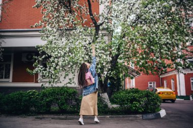 bahar yürüyüşte şehir