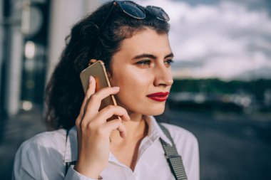 İş kadını ofisinin telefon ile