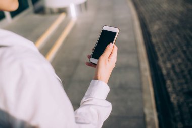 Genç bayan akıllı telefonu kullanıyor.