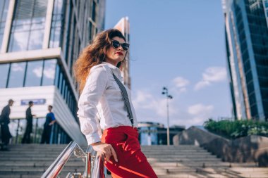 Modern iş kadını sokakta