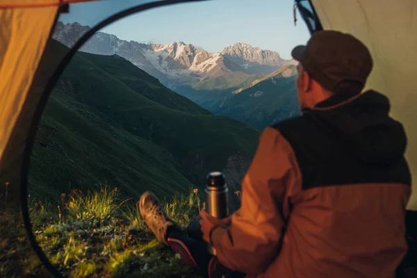 Toerist Een Tent Bergtop — Stockfoto