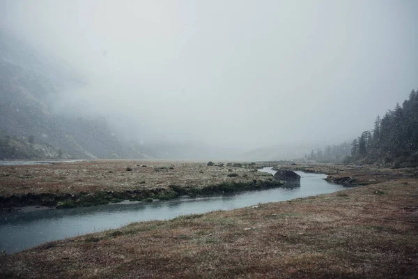 Niebla Las Montañas Cerca Del Río — Foto de Stock