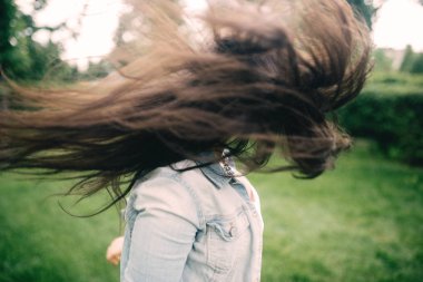 Siyah saçlarında Rüzgar