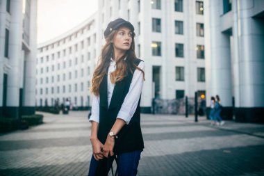 Şehrin üzerinde yürümek