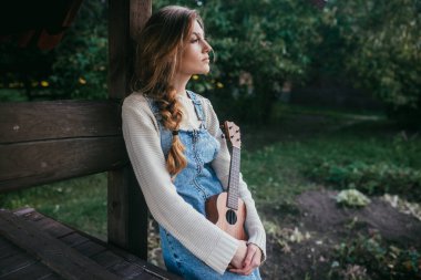 Gün batımında Parkta yürümek