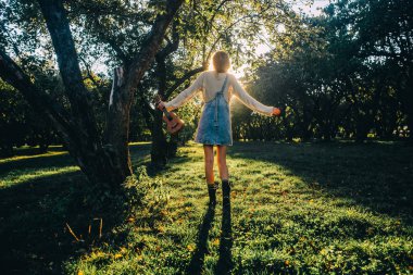 Gün batımında Parkta yürümek