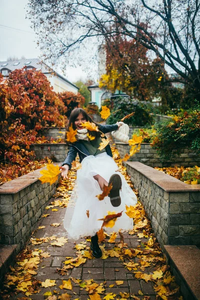 Krásné Šťastné Podzimní Dívka — Stock fotografie