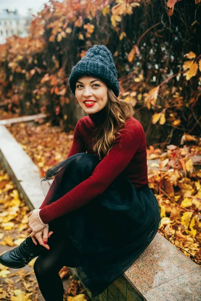 Красивая Счастливая Девушка Осени — стоковое фото