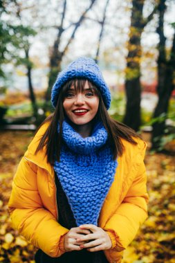 Sonbahar kız parkta