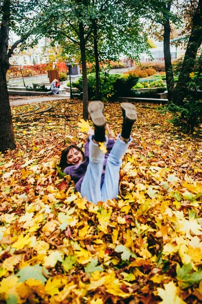 Осенняя Девушка Парке — стоковое фото