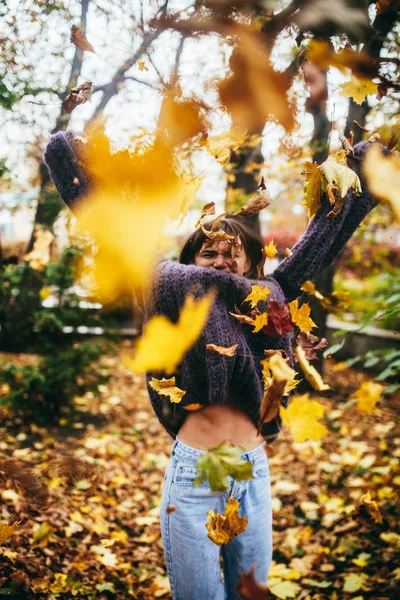 Осенняя Девушка Парке — стоковое фото