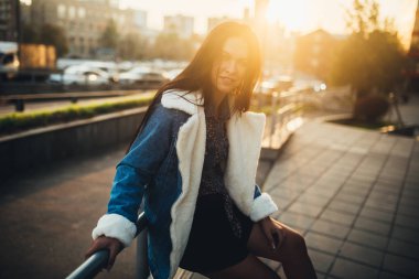 Şehrin üzerinde bir günbatımı üzerinde yürümek