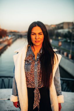 Şehrin üzerinde bir günbatımı üzerinde yürümek