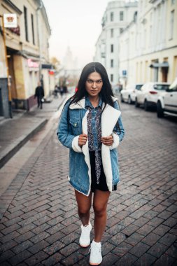 Şehrin üzerinde bir günbatımı üzerinde yürümek