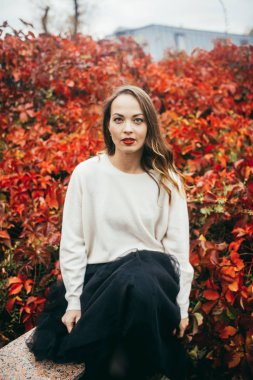 Sonbahar parkta yürümek