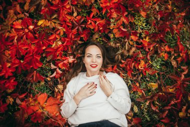 Sonbahar parkta yürümek