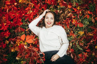 Sonbahar parkta yürümek