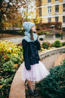 Sonbahar parkta yürümek