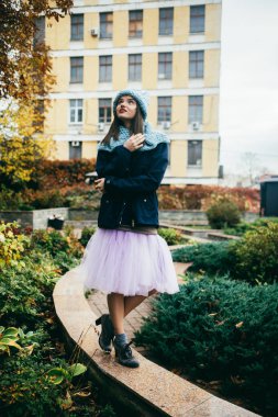 Sonbahar parkta yürümek