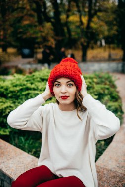 Sonbahar parkta yürümek