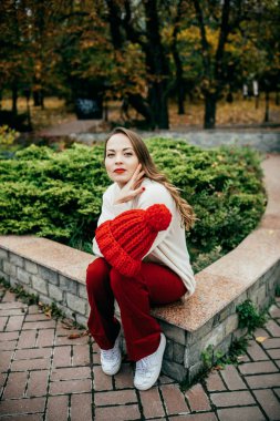 Sonbahar parkta yürümek