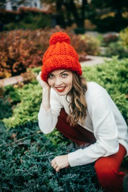 Sonbahar parkta yürümek