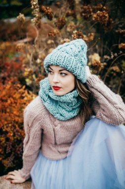 Sonbahar parkta yürümek