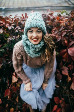 Sonbahar parkta yürümek