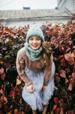 Sonbahar parkta yürümek