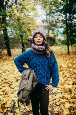 Sonbahar parkta yürümek