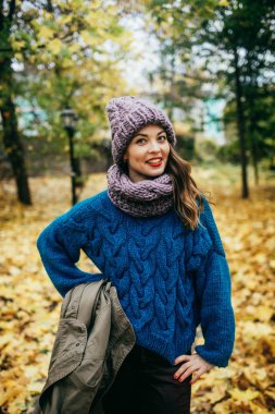 Sonbahar parkta yürümek