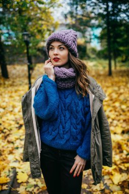 Sonbahar parkta yürümek