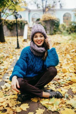 Sonbahar parkta yürümek