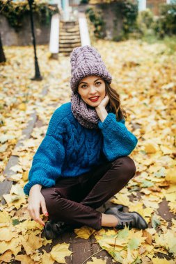 Sonbahar parkta yürümek