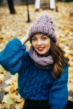 Sonbahar parkta yürümek