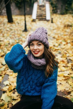 Sonbahar parkta yürümek