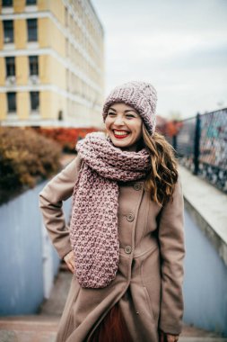 Sonbahar parkta yürümek