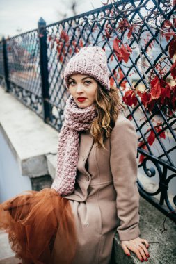 Sonbahar parkta yürümek