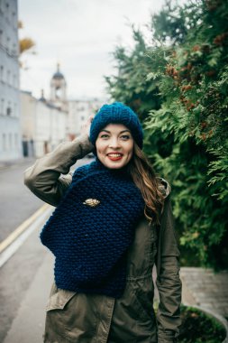 Sonbahar parkta yürümek