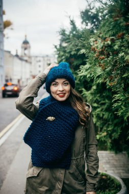 Sonbahar parkta yürümek