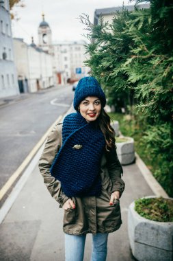 Sonbahar parkta yürümek