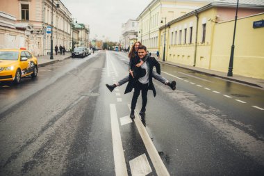 Genç bir çift üzerine yürür