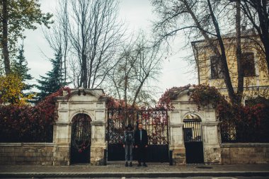 Genç bir çift üzerine yürür