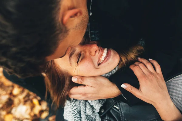 Young Couple Walks City — Stock Photo, Image